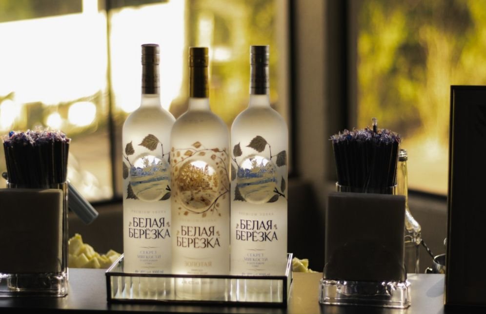 Bar montado com garrafas de vodka premium