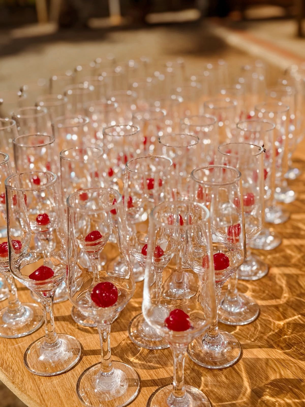 Taças de welcome drink com cereja preparadas para o evento